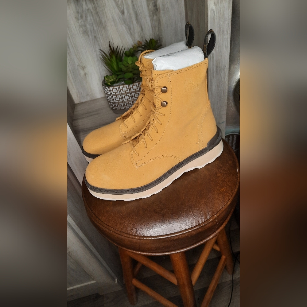 Sorel Lace-Up Boots Tan